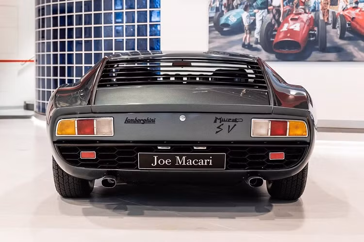 Đặc biệt là thế nhưng chiếc Lamborghini Miura SV này lại không được nâng niu. Vào đầu những năm 2000, người ta phát hiện chiếc Lamborghini Miura SV trong một nhà kho ở thủ đô Riyadh của Ả-Rập Xê-Út, bị bao quanh bởi những chiếc hộp giấy. Lúc ấy, chiếc Lamborghini Miura SV này mới có chỉ số công-tơ-mét (ODO) đúng 3.800 km.