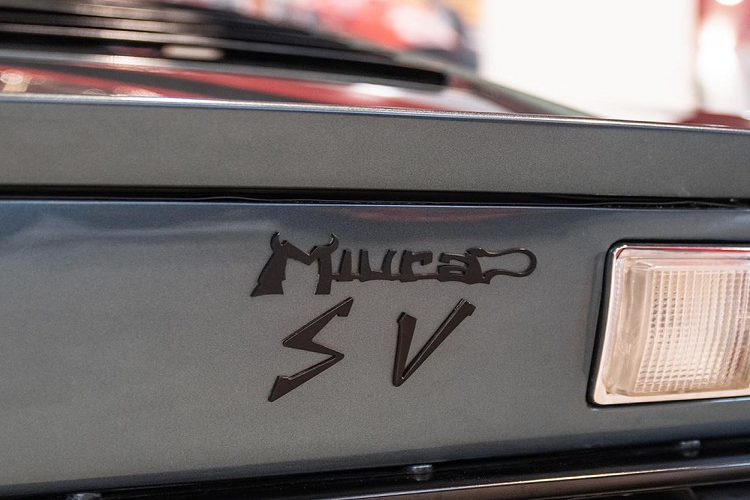 Không chỉ được phục chế, chiếc siêu xe Lamborghini Miura SV từng thuộc sở hữu của Hoàng gia Ả-Rập Xê-Út còn chuyển sang màu sơn mới là xám Metallic Grey. Bên trong chiếc siêu xe này là không gian nội thất bọc da màu cam hút mắt.