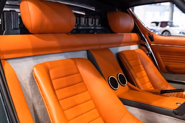 Đến nay, nhà sưu tập này quyết định bán lại chiếc Lamborghini Miura SV này thông qua công ty Joe Macari Classics tại Anh quốc. Số ODO hiện tại của chiếc xe này dừng ở mức 5.759 km.