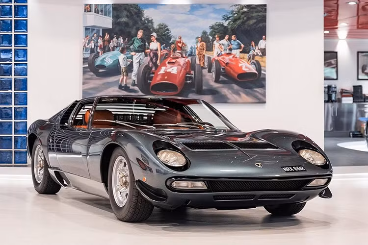 Lamborghini Miura là dòng siêu xe được sản xuất từ năm 1966 - 1973 với đúng 764 chiếc "ra lò". Trong đó, chỉ có đúng 150 chiếc Miura thuộc bản P400 SV. Tất nhiên, không phải chiếc Lamborghini Miura SV nào cũng giống nhau, điển hình như chiếc xe dưới đây. Sau khi xuất xưởng vào năm 1972, chiếc siêu xe Lamborghini Miura SV này đã nhanh chóng được thu nạp vào bộ sưu tập ôtô của Hoàng gia Ả-Rập Xê-Út.