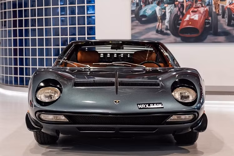 Vì khách hàng là những người đặc biệt nên hãng Lamborghini đã đồng ý lắp thêm 2 cánh gió trên đầu của chiếc Miura SV. Mục đích của 2 cánh gió này là nhằm giúp đầu xe không bị nhấc bổng lên khi chạy ở tốc độ cao. Trên thế giới, chỉ có 2 chiếc Lamborghini Miura SV hàng hiếm được trang bị cánh gió như thế này.