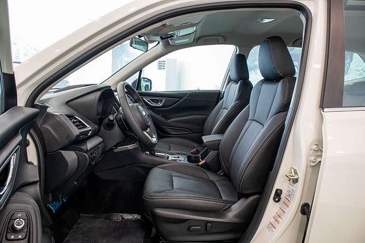 Đuôi xe Subaru Forester thế hệ mới có cụm đèn hậu LED tạo hình chữ "C" quay ngược, camera/cảm biến lùi được tích hợp giúp việc đỗ xe an toàn hơn. Điểm đáng tiếc trên Subaru Forester 2020 ở phần đuôi là ống xả 1 bên không được cân đối.