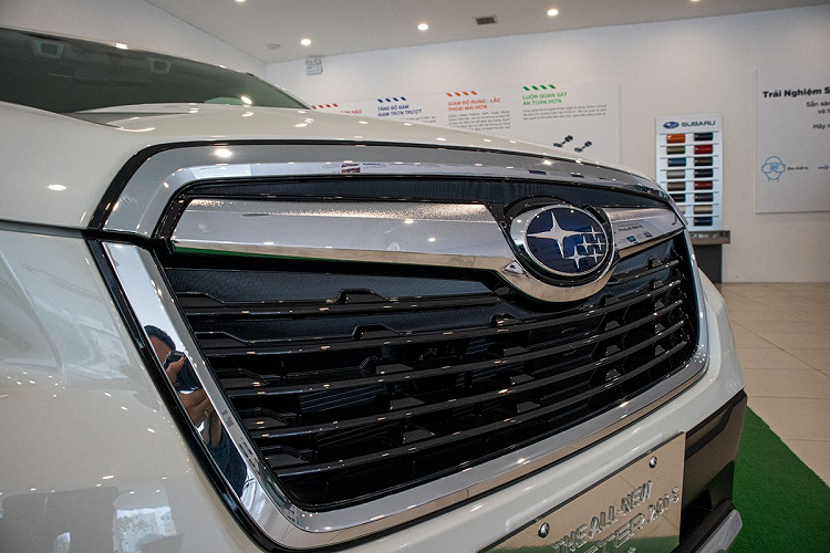 Thế hệ thứ 5, Subaru Forester sử dụng đèn pha công nghệ LED toàn phần có chức năng tự động thay đổi tầm cao chiếu sáng và điều chỉnh khi vào cua, không chiếu vào tầm mắt xe ngược chiều. Không chỉ vậy, mẫu xe hơi mới này còn được cung cấp tính năng rửa đèn pha tự động kiểu pop-up, đèn sương mù kết hợp hốc gió được bao bọc bởi lớp crom bên ngoài.