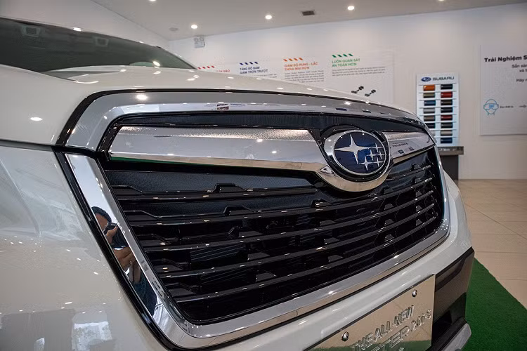 Thế hệ thứ 5, Subaru Forester sử dụng đèn pha công nghệ LED toàn phần có chức năng tự động thay đổi tầm cao chiếu sáng và điều chỉnh khi vào cua, không chiếu vào tầm mắt xe ngược chiều. Không chỉ vậy, mẫu xe hơi mới này còn được cung cấp tính năng rửa đèn pha tự động kiểu pop-up, đèn sương mù kết hợp hốc gió được bao bọc bởi lớp crom bên ngoài.