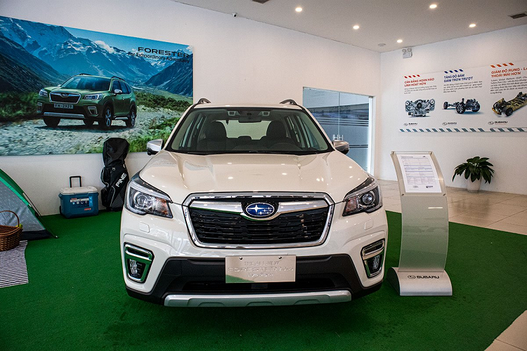 Ở thế hệ thứ 5, Subaru Forester 2020 được nhập khẩu nguyên chiếc từ thị trường Thái Lan và có 3 tuỳ chọn phiên bản cho khách hàng Việt Nam. Giá xe Subaru Forester 2020 dao động từ 990 triệu đồng - 1,288 tỷ đồng. So với thế hệ trước, Subaru Forester 2020 đã giảm từ 130-138 triệu đồng để dễ dàng cạnh tranh với các đối thủ trong phân khúc như Honda CR-V, Mazda CX-5 hay Hyundai Tucson...