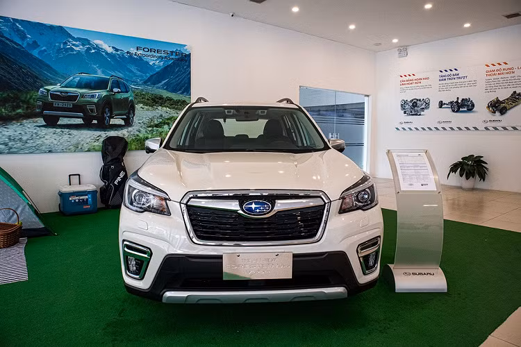 Ở thế hệ thứ 5, Subaru Forester 2020 được nhập khẩu nguyên chiếc từ thị trường Thái Lan và có 3 tuỳ chọn phiên bản cho khách hàng Việt Nam. Giá xe Subaru Forester 2020 dao động từ 990 triệu đồng - 1,288 tỷ đồng. So với thế hệ trước, Subaru Forester 2020 đã giảm từ 130-138 triệu đồng để dễ dàng cạnh tranh với các đối thủ trong phân khúc như Honda CR-V, Mazda CX-5 hay Hyundai Tucson...