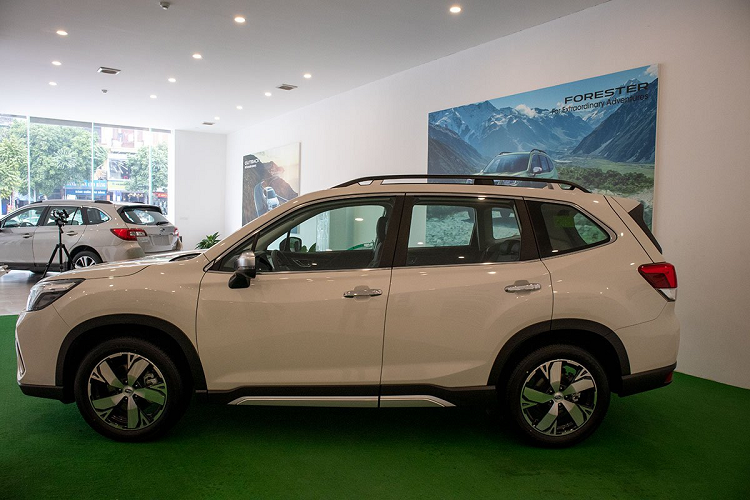 Lưới tản nhiệt xe SUV Subaru Forester 2020 có phần viền mạ crom, thanh ngang mạ bạc sần kết hợp cùng logo thương hiệu giúp đầu xe nổi bật, bên dưới là những thanh ngang sơn đen bóng.