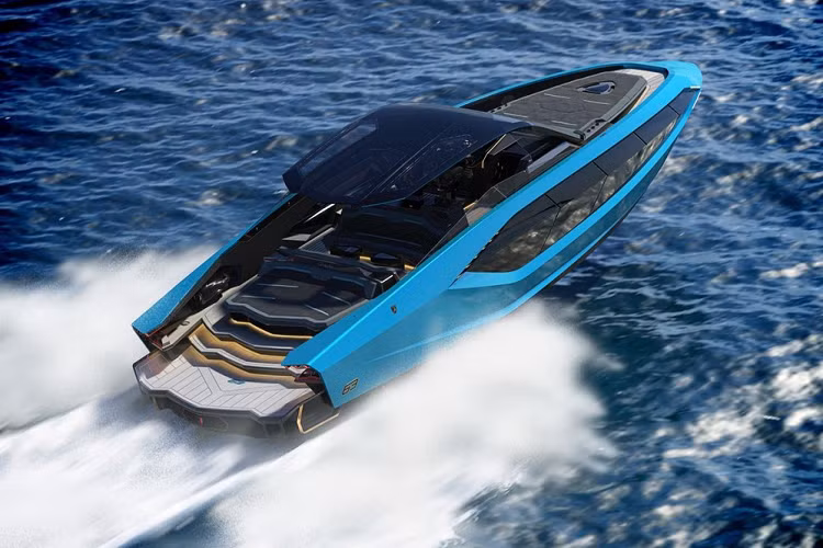 Hệ thống các nút bấm Start/Stop (có hai nút, một chỗ mỗi động cơ) cũng được thiết kế giống hệt như loại sử dụng để bật động cơ xe Lamborghini. Hiệu suất của con tàu tốc độ mới cũng xứng đáng với cái tên Lamborghini. Nó có trang bị hai khối động cơ MAN V12 dung tích 24 lít sản sinh tổng cộng 3.945 mã lực, cho phép du thuyền chạm tốc độ tối đa 90 hải lý/giờ (tương đương 111 km/h).