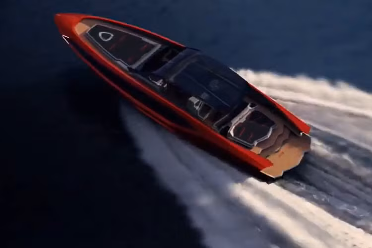 Bảng đồng hồ trên tàu trông giống một khoang lái xe Lamborghini, tích hợp tất cả hệ thống điều khiển và điều hướng. Rất nhiều chi tiết được làm bằng sợi carbon, với chất liệu Carbon Skin của Lamborghini được áp dụng trong ghế thể thao và tay lái (giống hệt như tay lái siêu xe).