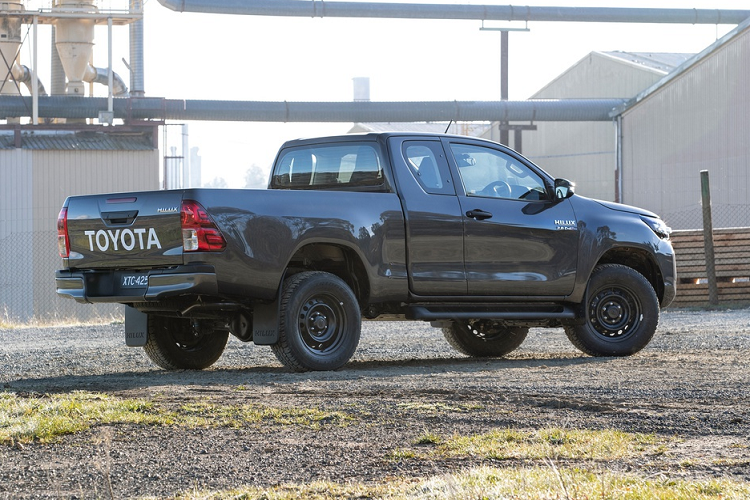 Thiết kế phần thân và đuôi xe trên Hilux 2020 gần như không thay đổi so với phiên bản tiền nhiệm. Điểm đáng chú ý nhất là cụm đèn hậu LED được thiết kế dạng 3D trông khỏe khoắn và nổi bật hơn. Cản sau của phiên bản Workmate và SR được làm bằng thép sơn tối màu trong khi bản SR5 được mạ chrome.