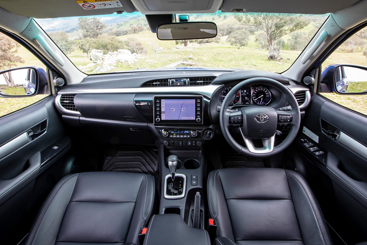 Nội thất của Hilux 2020 không quá khác biệt với đời trước. Tuy nhiên vẫn được trang bị một số nâng cấp đáng giá như bảng đồng hồ thiết kế mới, đi kèm màn hình 4,2 inch đa thông tin. Màn hình thông tin giải trí cảm ứng kích thước 8 inch kèm theo các nút bấm vật lý để người lái dễ thao tác khi đeo găng tay. Hệ thống giải trí hỗ trợ nhận diện giọng nói, kết nối Apple CarPlay/Android Auto và dàn âm thanh 4-6 loa (tùy phiên bản). Tại Việt Nam, Hilux bản cao nhất được trang bị dàn âm thanh 9 loa của JBL.