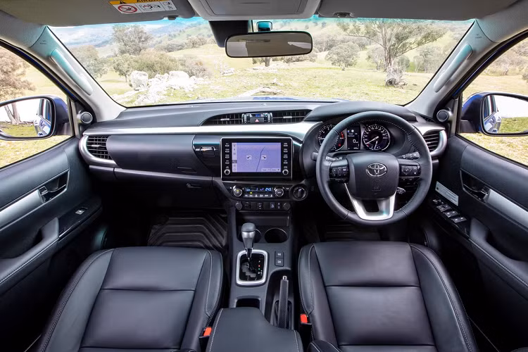 Nội thất của Hilux 2020 không quá khác biệt với đời trước. Tuy nhiên vẫn được trang bị một số nâng cấp đáng giá như bảng đồng hồ thiết kế mới, đi kèm màn hình 4,2 inch đa thông tin. Màn hình thông tin giải trí cảm ứng kích thước 8 inch kèm theo các nút bấm vật lý để người lái dễ thao tác khi đeo găng tay. Hệ thống giải trí hỗ trợ nhận diện giọng nói, kết nối Apple CarPlay/Android Auto và dàn âm thanh 4-6 loa (tùy phiên bản). Tại Việt Nam, Hilux bản cao nhất được trang bị dàn âm thanh 9 loa của JBL.