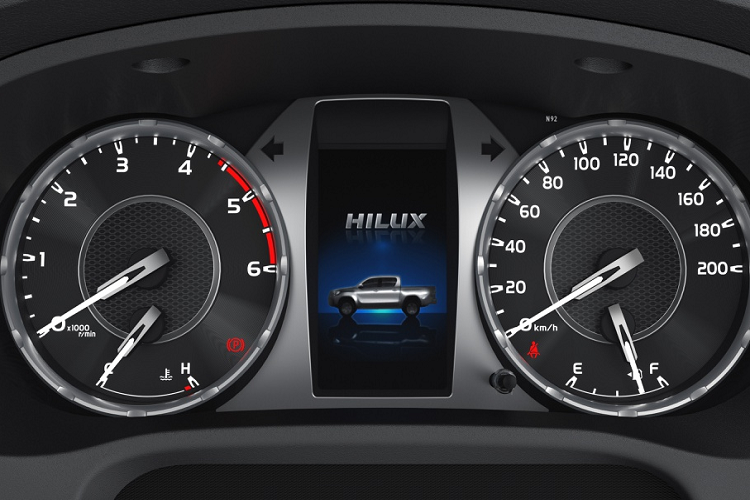 Động cơ trên Hilux 2020 được chia sẻ với Fortuner mới, động cơ diesel tăng áp 4 xy-lanh thẳng hàng 2.8L sản sinh công suất 201 mã lực và mô-men xoắn 500 Nm. Đi kèm với động cơ mới là hộp số tự động 6 cấp. Phiên bản hộp số sàn 6 cấp có sức kéo kém hơn, ở mức 420 Nm. Bên cạnh đó, Hilux 2020 còn có tùy chọn động cơ diesel tăng áp 2.4L (150 mã lực, mô-men xoắn 400 Nm) và bản động cơ xăng 2.7L (166 mã lực, mô-men xoắn 245 Nm).