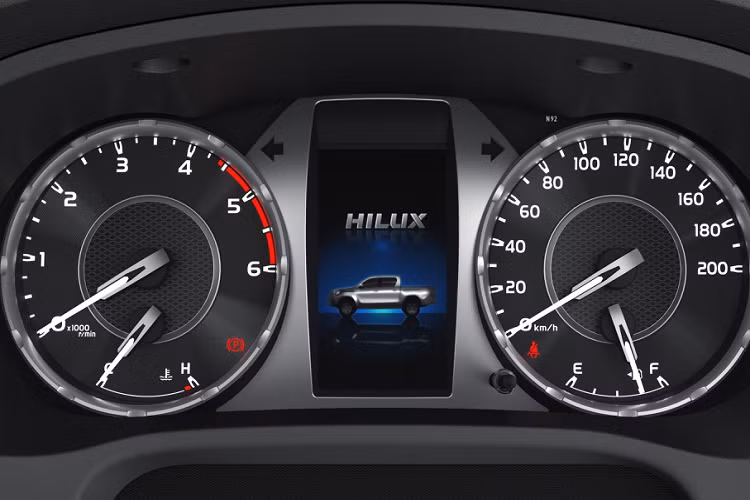 Động cơ trên Hilux 2020 được chia sẻ với Fortuner mới, động cơ diesel tăng áp 4 xy-lanh thẳng hàng 2.8L sản sinh công suất 201 mã lực và mô-men xoắn 500 Nm. Đi kèm với động cơ mới là hộp số tự động 6 cấp. Phiên bản hộp số sàn 6 cấp có sức kéo kém hơn, ở mức 420 Nm. Bên cạnh đó, Hilux 2020 còn có tùy chọn động cơ diesel tăng áp 2.4L (150 mã lực, mô-men xoắn 400 Nm) và bản động cơ xăng 2.7L (166 mã lực, mô-men xoắn 245 Nm).