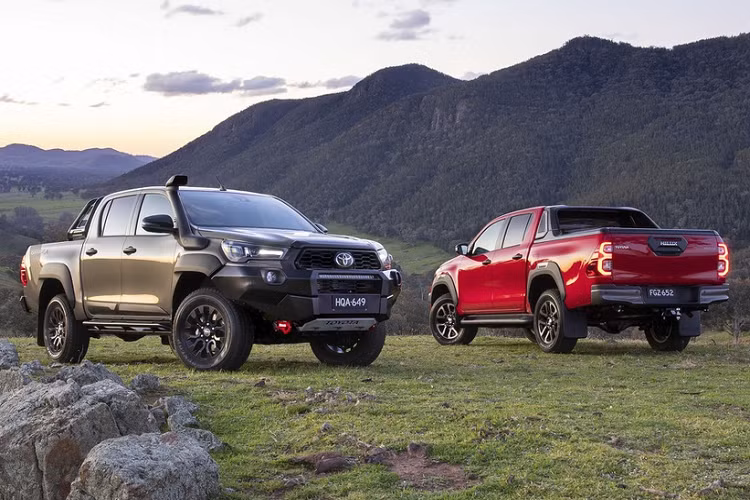 Phiên bản Toyota Hilux thế hệ mới sở hữu phần ngoài thất trông hầm hố hơn hẳn bản tiền nhiệm. Xe sở hữu lưới tản nhiệt hình lục giác theo phong cách đàn anh Tacoma. Phần viền lưới tản nhiệt được làm dày hơn.