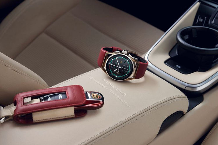 Một vài điểm đáng chú ý khác ở cabin xe là trần xe phủ da và sợi siêu nhỏ, một tấm kim loại đánh số thứ tự sản xuất, đồng hồ đo tốc độ và đồng hồ bấm giờ Sport Chrono có đèn nền màu xanh lá cây.