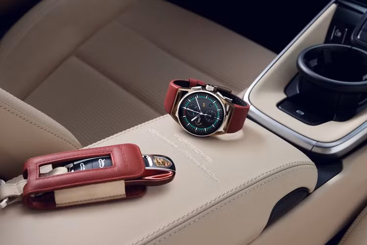 Một vài điểm đáng chú ý khác ở cabin xe là trần xe phủ da và sợi siêu nhỏ, một tấm kim loại đánh số thứ tự sản xuất, đồng hồ đo tốc độ và đồng hồ bấm giờ Sport Chrono có đèn nền màu xanh lá cây.