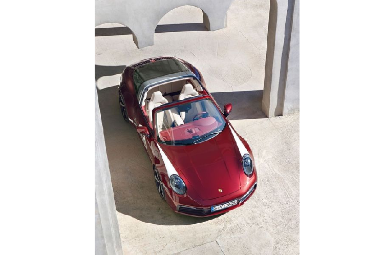 Về truyền động, không có thay đổi nào xảy ra, phiên bản giới hạn của Porsche 911 Targa 4S vẫn sử dụng tăng áp kép 3.0L 6 xi-lanh, sản sinh công suất 443 mã lực và mô-men xoắn cực đại 528Nm, kết hợp với hộp số ly hợp kép PDK tám cấp và hệ dẫn động bốn bánh toàn thời gian. Tại thị trường Mỹ, giá xe Porsche 911 Targa 4S Heritage Design từ 180.600 USD (khoảng 4,17 tỷ đồng), chưa gồm phí giao xe 1.350 USD (tương đương 31,2 triệu đồng).