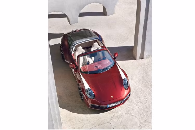 Về truyền động, không có thay đổi nào xảy ra, phiên bản giới hạn của Porsche 911 Targa 4S vẫn sử dụng tăng áp kép 3.0L 6 xi-lanh, sản sinh công suất 443 mã lực và mô-men xoắn cực đại 528Nm, kết hợp với hộp số ly hợp kép PDK tám cấp và hệ dẫn động bốn bánh toàn thời gian. Tại thị trường Mỹ, giá xe Porsche 911 Targa 4S Heritage Design từ 180.600 USD (khoảng 4,17 tỷ đồng), chưa gồm phí giao xe 1.350 USD (tương đương 31,2 triệu đồng).