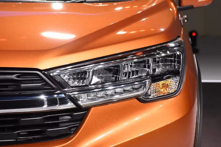 Suzuki XL7 chính là “người anh em” được phát triển dựa một nền tảng với mẫu MPV Ertiga thế hệ mới, tương tự như mẫu Xpander Cross mới được hãng Mitsubishi phát triển từ mẫu MPV Xpander. XL7 có kích thước dài x rộng x cao lần lượt là 4.450 x 1.775 x 1.710 mm. Chiều dài trục cơ sở 2.740 mm. Khoảng sáng gầm khoảng 200 mm và có khoang hành lý rộng từ 550-803 L.