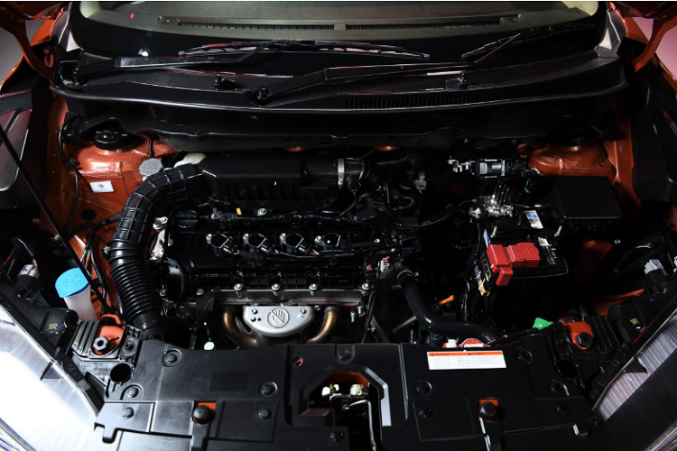 Hệ thống âm thanh được trang bị màn hình cảm ứng 10 inch kết nối điện thoại thông minh. Hệ thống âm thanh 6 loa có thể được điều khiển thông qua vô lăng hình chữ D phong cách và hiển thị hình ảnh phía sau với camera lùi được kết nối với màn hình. Màn hình cảm ứng trung tâm 10 inch hỗ trợ Apple CarPlay / Android Auto.