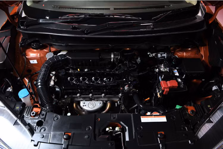 Hệ thống âm thanh được trang bị màn hình cảm ứng 10 inch kết nối điện thoại thông minh. Hệ thống âm thanh 6 loa có thể được điều khiển thông qua vô lăng hình chữ D phong cách và hiển thị hình ảnh phía sau với camera lùi được kết nối với màn hình. Màn hình cảm ứng trung tâm 10 inch hỗ trợ Apple CarPlay / Android Auto.