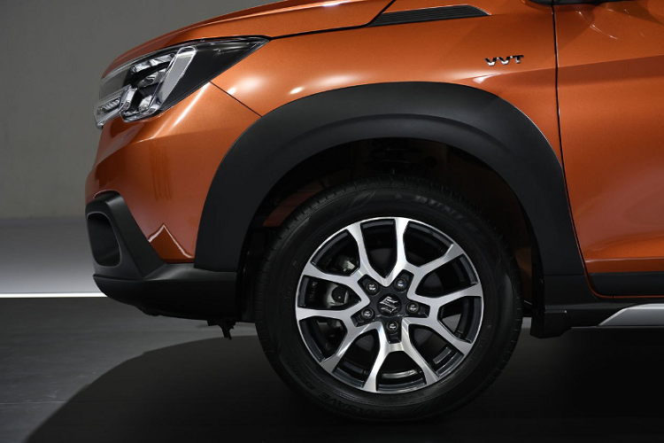 Mâm xe hợp kim 195/60 R16 inch tạo cho XL7 Hoàn toàn mới một ấn tượng mạnh mẽ. Các đường viền bảo vệ màu đen vừa nhấn mạnh vẻ cứng cáp của một chiếc SUV vừa giúp bảo vệ thân xe khỏi các vết trầy xước nhỏ.Ngoài ra phải kể đến thanh giá nóc chính hãng trên nóc xe để tăng khả năng chứa hành lý và tăng tính tiện ích cho XL7.