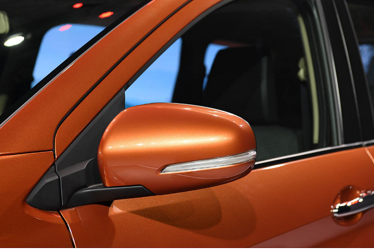 Xe có thiết kế theo phong cách MPV lai SUV. Do đó, ngoại hình của Suzuki XL7 tương tự như Ertiga mới nhưng hầm hố hơn. Thiết kế lưới tản nhiệt nam tính, thanh mạ chrome bắt ngang làm nổi bật cụm đèn pha LED và đèn chạy ban ngày.