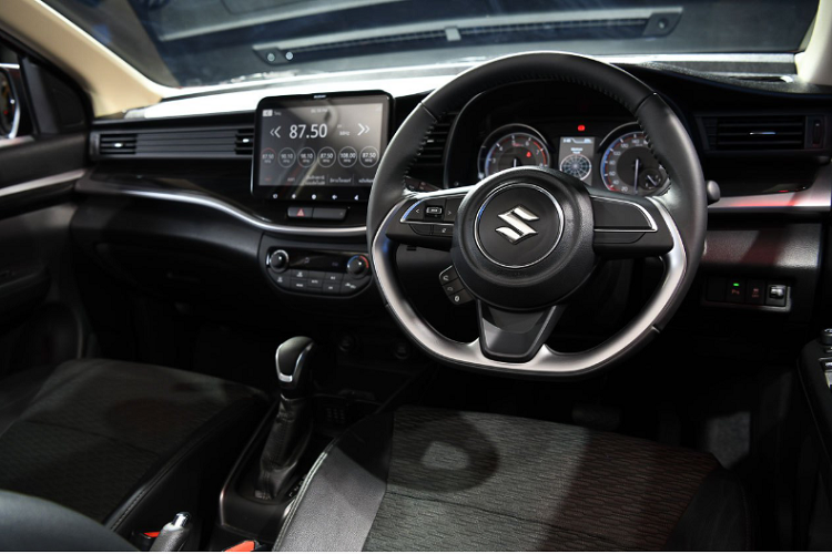 Suzuki XL7 giá rẻ là mẫu xe 7 chỗ. Hàng ghế thứ 2 có thể trượt với cơ chế gập một chạm. Điều hòa không khí tự động phía trước, điều hòa phía sau chỉnh cơ. Ổ cắm phụ kiện ở mỗi hàng ghế, hộc đựng đồ ở hàng ghế trước và hàng ghế thứ hai. Màn hình hiển thị thông tin với điểm nhấn màu đỏ trên đồng hồ tốc độ, đồng hồ đo tốc độ vòng quay và mặt số phụ bên trong tăng thêm tính thể thao cho khoang nội thất. Màn hình LCD đa sắc TFT cung cấp thông tin hữu ích như trạng thái cửa, lực lái G, mức tiêu thụ nhiên liệu, công suất động cơ và mô-men xoắn, v.v.