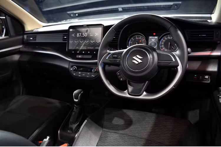 Suzuki XL7 giá rẻ là mẫu xe 7 chỗ. Hàng ghế thứ 2 có thể trượt với cơ chế gập một chạm. Điều hòa không khí tự động phía trước, điều hòa phía sau chỉnh cơ. Ổ cắm phụ kiện ở mỗi hàng ghế, hộc đựng đồ ở hàng ghế trước và hàng ghế thứ hai. Màn hình hiển thị thông tin với điểm nhấn màu đỏ trên đồng hồ tốc độ, đồng hồ đo tốc độ vòng quay và mặt số phụ bên trong tăng thêm tính thể thao cho khoang nội thất. Màn hình LCD đa sắc TFT cung cấp thông tin hữu ích như trạng thái cửa, lực lái G, mức tiêu thụ nhiên liệu, công suất động cơ và mô-men xoắn, v.v.