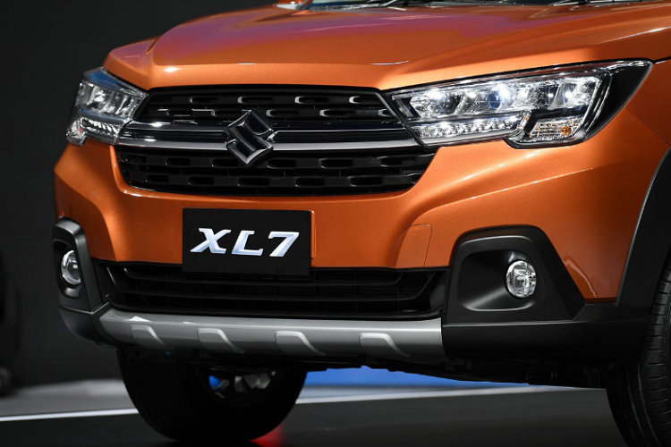 Suzuki XL7 1.5 GLX tại Thái cũng sở hữu ngoại hình và những trang bị tương đương Việt Nam. Giống Việt Nam, phiên bản XL7 tại Thái cũng là bản Beta tại Indonesia. Trong khi đó tại Indonesia, Suzuki XL7 được bán với 3 phiên bản là Zeta, Beta và Alpha.
