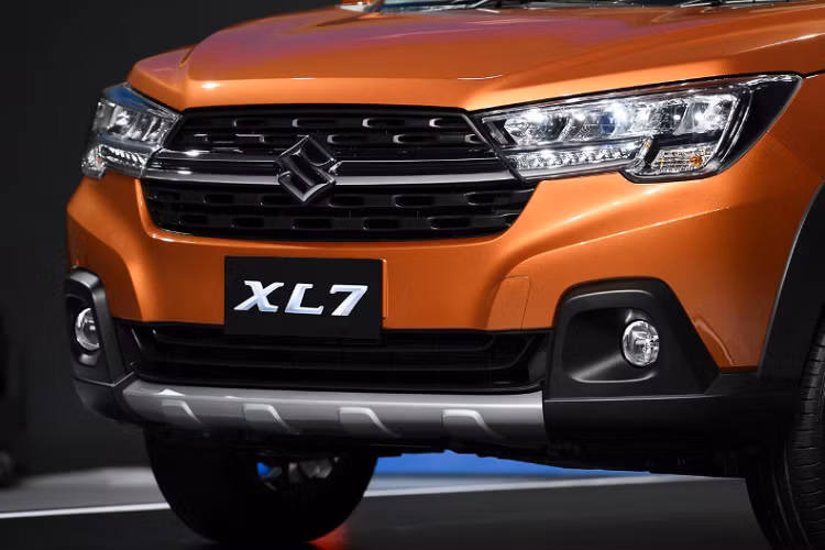 Suzuki XL7 1.5 GLX tại Thái cũng sở hữu ngoại hình và những trang bị tương đương Việt Nam. Giống Việt Nam, phiên bản XL7 tại Thái cũng là bản Beta tại Indonesia. Trong khi đó tại Indonesia, Suzuki XL7 được bán với 3 phiên bản là Zeta, Beta và Alpha.