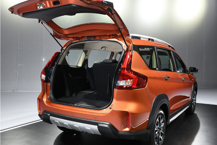 Cụ thể, tại Thái Lan, Suzuki phân phối chỉ 1 phiên bản XL7 1.5 GLX cho thị trường này. Giá xe Suzuki XL7 2020 bán ra từ 779.000 baht (khoảng 582 triệu đồng). giá bán này tương đương với giá bán chính thức 589 triệu đồng của XL7 tại Việt Nam.