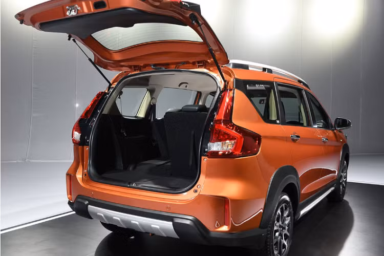 Cụ thể, tại Thái Lan, Suzuki phân phối chỉ 1 phiên bản XL7 1.5 GLX cho thị trường này. Giá xe Suzuki XL7 2020 bán ra từ 779.000 baht (khoảng 582 triệu đồng). giá bán này tương đương với giá bán chính thức 589 triệu đồng của XL7 tại Việt Nam.