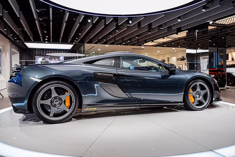 Có thể thấy, không chỉ chơi các dòng xe McLaren mới nhất như 720S, 765LT, GT hay các xe hypercar bản giới hạn như P1, Senna, giới nhà giàu tại Hồng Kông còn sưu tập cả một chiếc McLaren 650S phiên bản Le Mans ra mắt vào năm 2015. Chiếc siêu xe McLaren 650S Le Mans trưng bày tại đại lý McLaren Hồng Kông cũng thuộc diện được một đại gia kín tiếng ở đây cho mượn. Trên toàn thế giới chỉ có đúng 50 chiếc siêu xe McLaren 650S phiên bản đường đua Le Mans ra mắt vào năm 2015. Trong đó, số lượng xe có tay lái bên phải rất hạn chế.