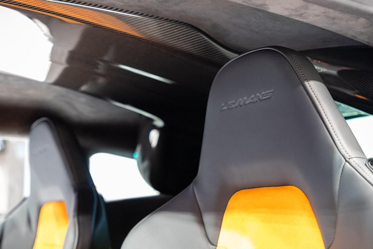 Thay đổi gây chú ý nhất chính là chiếc siêu xe Anh Quốc McLaren 650S phiên bản đường đua Le Mans đã được sơn màu xám Sarthe Grey và được trang bị thêm một hốc hút gió đến từ bộ phận cá nhân hóa MSO cùng các điểm nhấn màu cam chẳng hạn như kẹp phanh xe. Chưa hết, chiếc xe McLaren 650S phiên bản đường đua Le Mans chỉ có 50 xe trên thế giới có thêm nóc xe được trang bị các khe hút gió, cánh tản nhiệt gió bằng sợi carbon ở hai bên và bộ chia phía dưới đuôi. Mâm xe cũng được thay bằng kiểu đua OZ của McLaren F1 GTR.