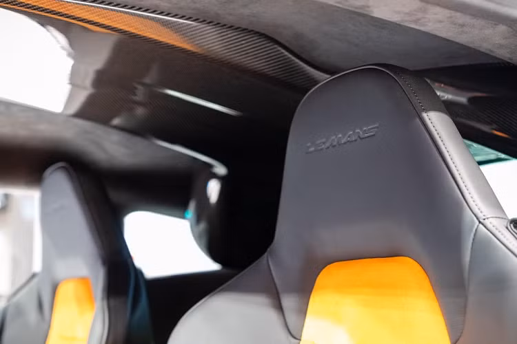 Thay đổi gây chú ý nhất chính là chiếc siêu xe Anh Quốc McLaren 650S phiên bản đường đua Le Mans đã được sơn màu xám Sarthe Grey và được trang bị thêm một hốc hút gió đến từ bộ phận cá nhân hóa MSO cùng các điểm nhấn màu cam chẳng hạn như kẹp phanh xe. Chưa hết, chiếc xe McLaren 650S phiên bản đường đua Le Mans chỉ có 50 xe trên thế giới có thêm nóc xe được trang bị các khe hút gió, cánh tản nhiệt gió bằng sợi carbon ở hai bên và bộ chia phía dưới đuôi. Mâm xe cũng được thay bằng kiểu đua OZ của McLaren F1 GTR.