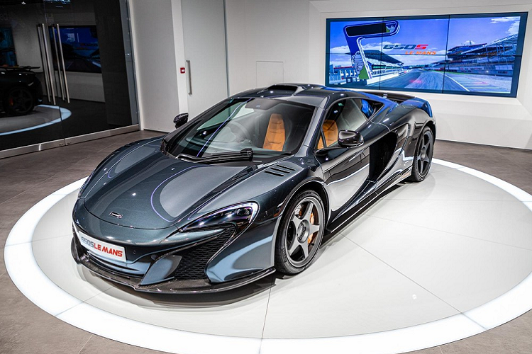 McLaren 650S Le Mans vẫn được trang bị động cơ V8, tăng áp kép, dung tích 3.8 lít, sản sinh công suất tối đa 641 mã lực tại vòng tua máy 7.250 vòng/phút và mô-men xoắn cực đại 678 Nm tại vòng tua máy 6.000 vòng/phút. Động cơ kết hợp với hộp số 7 cấp SSG, nhờ đó, McLaren 650S phiên bản giới hạn có thể tăng tốc từ vị trí xuất phát lên 100 km/h trong vòng 3 giây trước khi đạt vận tốc tối đa 328 km/h.