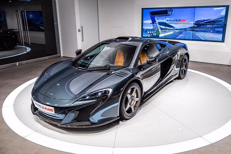 McLaren 650S Le Mans vẫn được trang bị động cơ V8, tăng áp kép, dung tích 3.8 lít, sản sinh công suất tối đa 641 mã lực tại vòng tua máy 7.250 vòng/phút và mô-men xoắn cực đại 678 Nm tại vòng tua máy 6.000 vòng/phút. Động cơ kết hợp với hộp số 7 cấp SSG, nhờ đó, McLaren 650S phiên bản giới hạn có thể tăng tốc từ vị trí xuất phát lên 100 km/h trong vòng 3 giây trước khi đạt vận tốc tối đa 328 km/h.