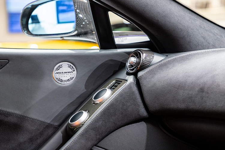 Về nội thất, McLaren 650S Le Mans hàng hiếm tại Hồng Kông được bọc chất liệu da Carbon Black trên ghế ngồi và Alcantara màu cam cùng huy hiệu Le Mans được thêu ở tựa đầu để tạo sự khác biệt. Xe được trang bị tay lái bọc da Alcantara và sợi carbon.