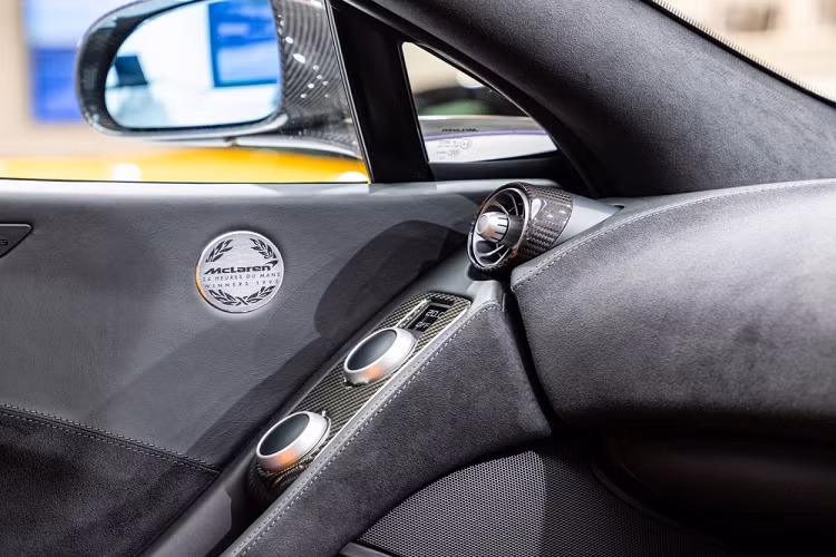 Về nội thất, McLaren 650S Le Mans hàng hiếm tại Hồng Kông được bọc chất liệu da Carbon Black trên ghế ngồi và Alcantara màu cam cùng huy hiệu Le Mans được thêu ở tựa đầu để tạo sự khác biệt. Xe được trang bị tay lái bọc da Alcantara và sợi carbon.