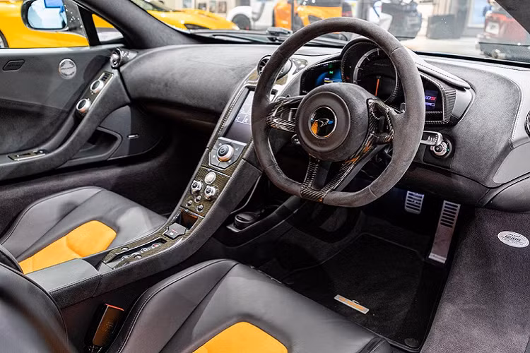 Đây là 1 trong 50 chiếc McLaren 650S Le Mans trên toàn thế giới. McLaren 650S Le Mans được ra mắt cách đây 5 năm nhân dịp kỷ niệm 20 năm chiến thắng của hãng siêu xe Anh quốc tại giải đua 24 Hours of Le Mans năm 1995. Phiên bản Le Mans được trang bị rất nhiều các chi tiết để biến nó trở nên khác biệt hơn so với phiên bản 650S tiêu chuẩn.