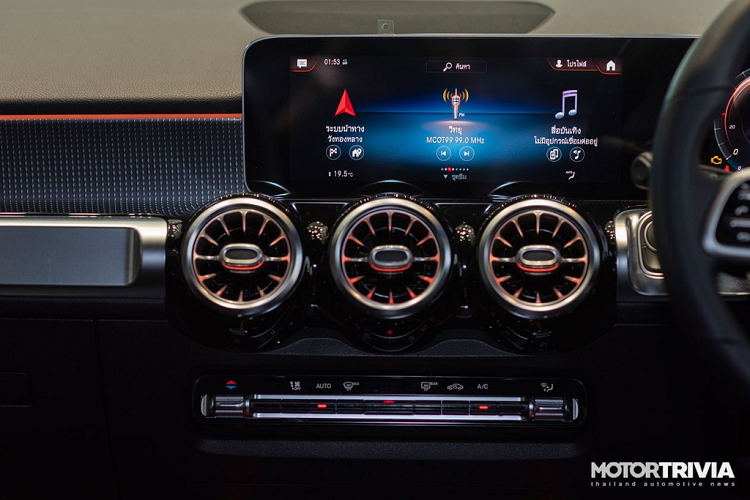 Hệ thống kết nối "Mercedes me connect" cho phép người lái theo dõi tình trạng xe thông qua điện thoại thông minh, tạo một hồ sơ các nhân để hệ thống ghi nhớ phong cách lái xe hoặc đài phát thanh yêu thích. Hệ thống này còn có chức năng thông tin vị trí đỗ xe, định vị và thông báo điều kiện giao thông.