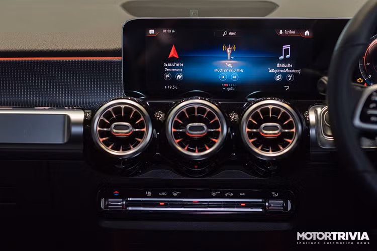 Hệ thống kết nối "Mercedes me connect" cho phép người lái theo dõi tình trạng xe thông qua điện thoại thông minh, tạo một hồ sơ các nhân để hệ thống ghi nhớ phong cách lái xe hoặc đài phát thanh yêu thích. Hệ thống này còn có chức năng thông tin vị trí đỗ xe, định vị và thông báo điều kiện giao thông.