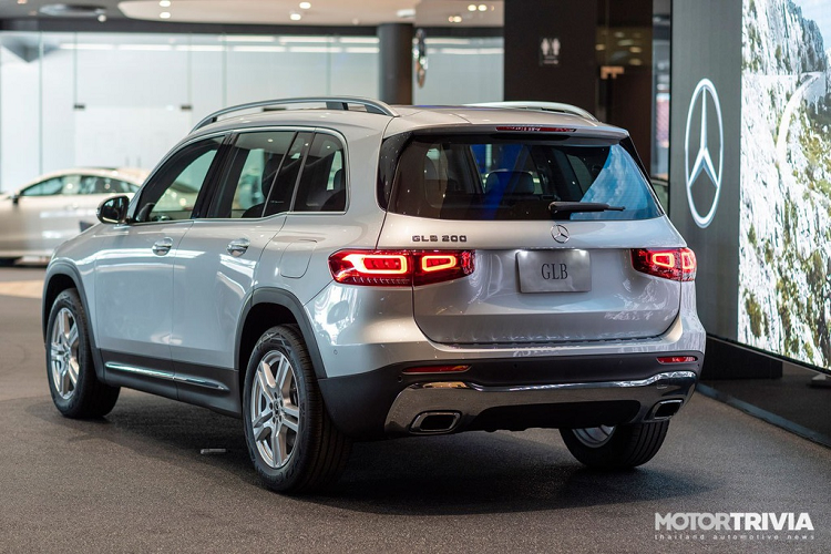 Mẫu xe SUV Mercedes-Benz GLB trang bị bộ mâm hợp kim 5 chấu kép 18 inch, đi kèm với lốp 235/55 R18. Phần đuôi xe có thiết kế phẳng, rộng. Đèn hậu dạng LED kéo dài, tương tự những "đàn anh" GLC, GLS.