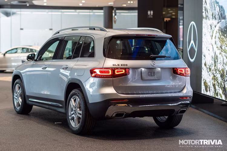 Mẫu xe SUV Mercedes-Benz GLB trang bị bộ mâm hợp kim 5 chấu kép 18 inch, đi kèm với lốp 235/55 R18. Phần đuôi xe có thiết kế phẳng, rộng. Đèn hậu dạng LED kéo dài, tương tự những "đàn anh" GLC, GLS.
