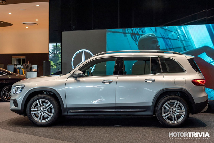 Nhìn từ bên hông, các đường dập nổi nhẹ nhàng hơn so với phần đầu nhưng vẫn mang lại cảm giác khỏe khoắn. Trên mui xe được trang bị 2 thanh ràng. Ốp sườn màu đen được trang trí bằng một thanh chrome sáng bóng, chi tiết này hạn chế những vết bẩn khi ra vào xe.