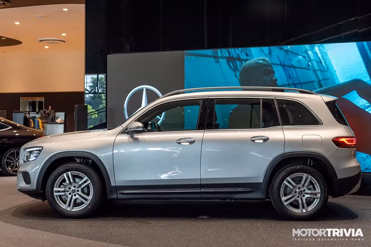 Nhìn từ bên hông, các đường dập nổi nhẹ nhàng hơn so với phần đầu nhưng vẫn mang lại cảm giác khỏe khoắn. Trên mui xe được trang bị 2 thanh ràng. Ốp sườn màu đen được trang trí bằng một thanh chrome sáng bóng, chi tiết này hạn chế những vết bẩn khi ra vào xe.