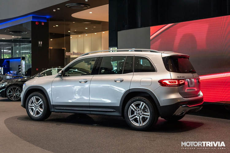 Kích thước dài x rộng x cao của Mercedes-Benz GLB 200 Progressive lần lượt là 4.634 x 1.834 x 1.663 mm, trục cơ sở 2.829 mm, khoảng sáng gầm 200 mm. Xe có khối lượng 1.480 kg. Nếu so với GLC thế hệ mới, GLB ngắn hơn 40 mm, hẹp hơn 60 mm và cao hơn 20 mm, khối lượng nhẹ hơn khoảng 100 kg.