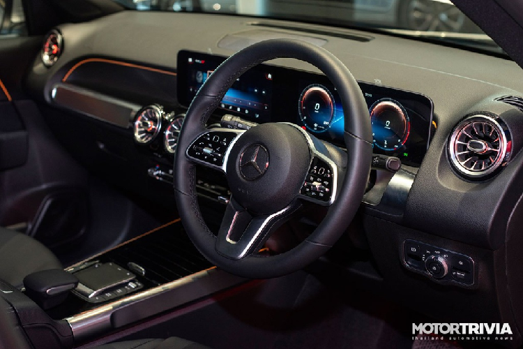 Hàng ghế trước chỉnh điện có chức năng nhớ vị trí ghế lái. Cần số vẫn được đặt ở bên phải vô lăng. Mặt đồng hồ và màn hình giải trí trung tâm dạng LCD thiết kế liền khối. Cụm điều khiển dạng cảm ứng hoặc bàn di chuột, hỗ trợ Apple CarPlay và Android Auto.